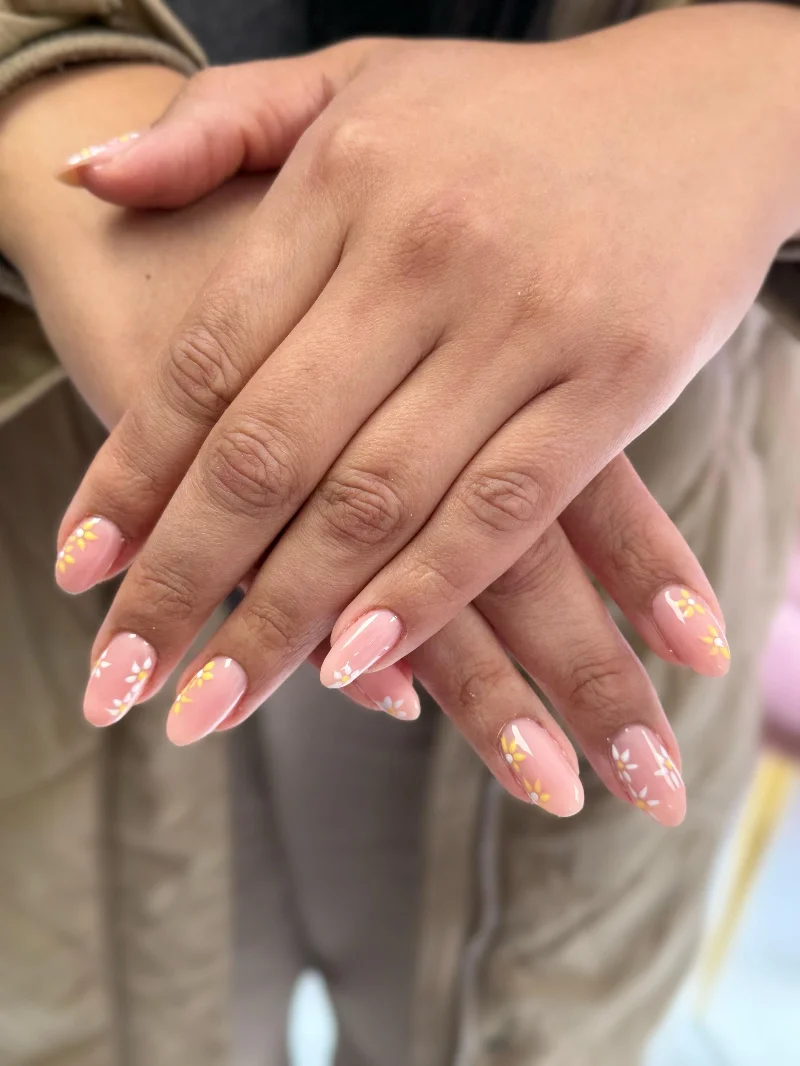 Uñas burdeos con estrellas